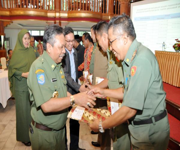 Serah Terima Bantuan Keuangan Kepada Kabupaten/Kota Dari APBD Provinsi Kepulauan Bangka Belitung Tahun Anggaran 2015