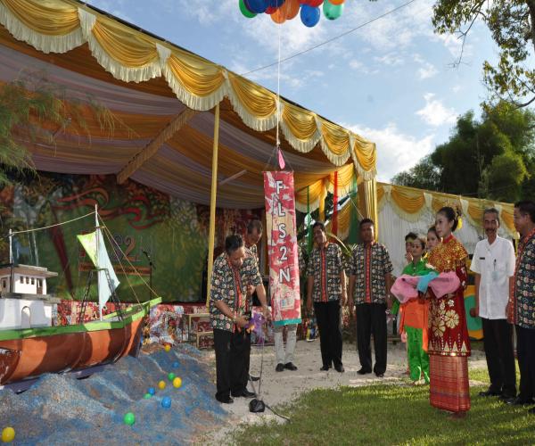 Gubernur Membuka Secara Resmi FLS2N SD/SMP Tahun 2014