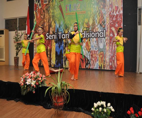 Membangkitkan Kecintaan Tanah Air Dengan FLS2N SMP 2014