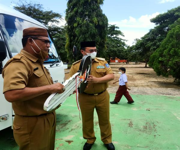 Gubernur Babel Serahkan 1 unit Bus Sekolah kepada SLB N Toboali