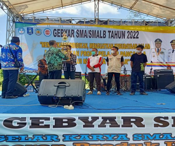 Asisten I Serahkan Piala Gubernur, Lomba Gebyar SMA/SMALB Tahun 2022