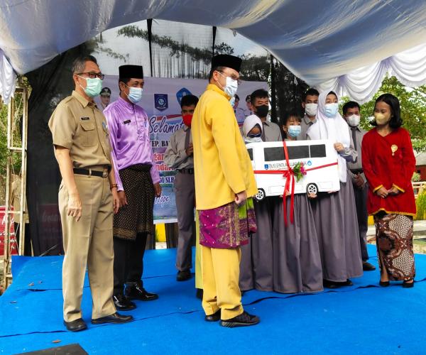 Gubernur Babel Serahkan Bantuan Minibus Ke SLB Negeri Muntok