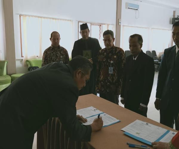 Serahterima SK Pelantikan Kepsek oleh Kadis Pendidikan Kepada 2 Guru