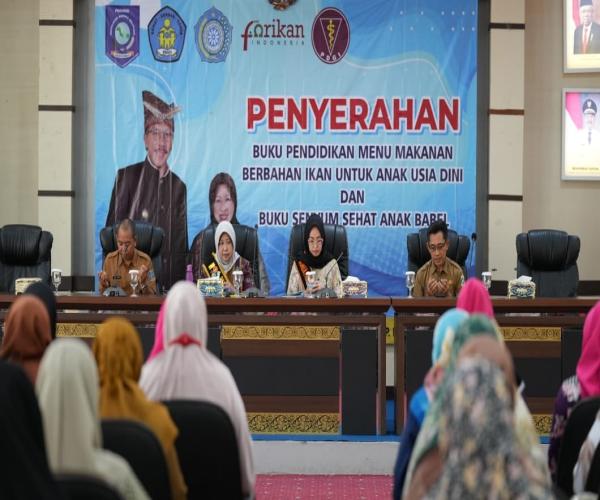Istri Pj Gubernur Babel Serahkan Dua Buku Pendidikan 