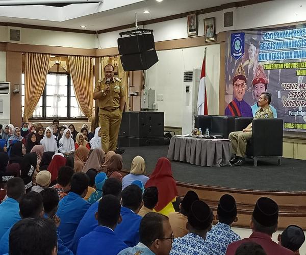 Gubernur Erzaldi Rosman Berbincang dengan 577 Siswa, Mahasiswa dan Tahfidz Berprestasi Penerima Beasiswa