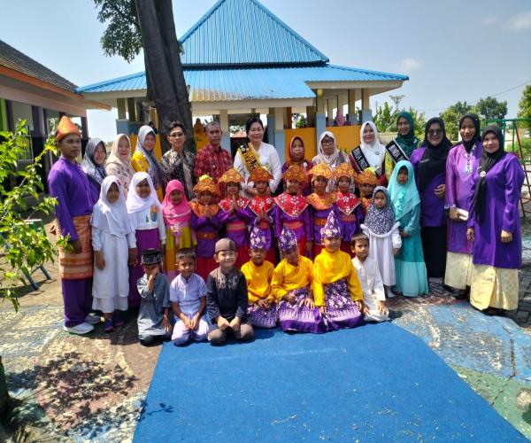 Peduli Pendidikan Anak Usia Dini, BUNDA PAUD Prov.Kep Babel Kunjungi TK Negeri Pembina Kecamatan Pangkalbalam
