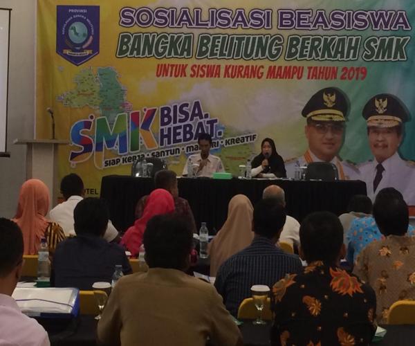 BERIKAN BEASISWA PENDIDIKAN KEPADA SISWA SMK KURANG MAMPU 