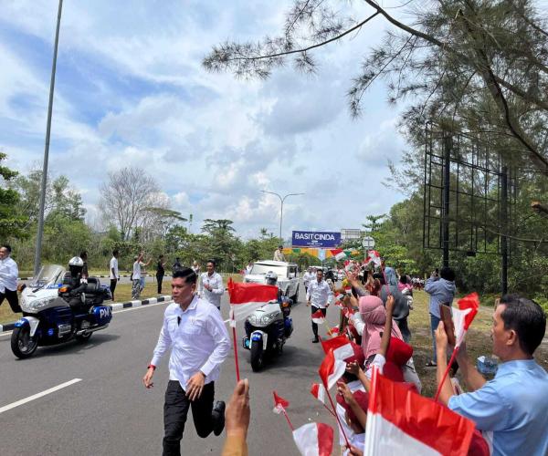 Ribuan Pelajar SD, SMP, SMA, SMK  hingga SLB Sambut Kunjungan Presiden RI, Prabowo Subianto Ke Bangka Belitung
