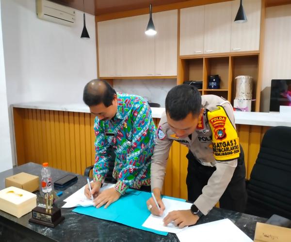 KEPALA DINDIK BABEL TANDATANGANI PERJANJIAN KERJASAMA KESINERGISITASAN PELAKSANAAN TUGAS DAN FUNGSI DENGAN DIREKTUR LALU LINTAS POLDA BABEL