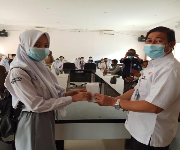 Sekretaris Disdik, Bagikan 96 Smartphone kepada Pelajar Yatim Piatu se-Bangka