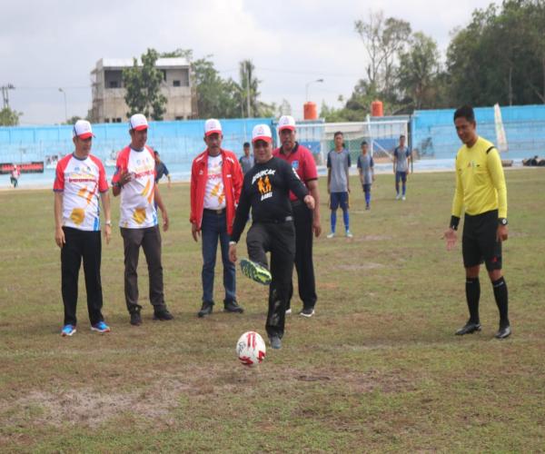 Tendangan Pertama (Kick Off) Gubernur Babel, Bikin Riuh Suasana Stadiun Depati Amir 