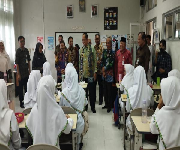 Pj Gubernur Babel Tinjau Uji Coba Program Makan Siang Bergizi Gratis kepada Siswa SMK N 5 Pangkalpinang