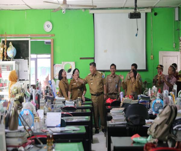 Gubernur Hidayat Arsani Tegaskan Larang Pihak Sekolah Memungut Iuran Kepada Siswa